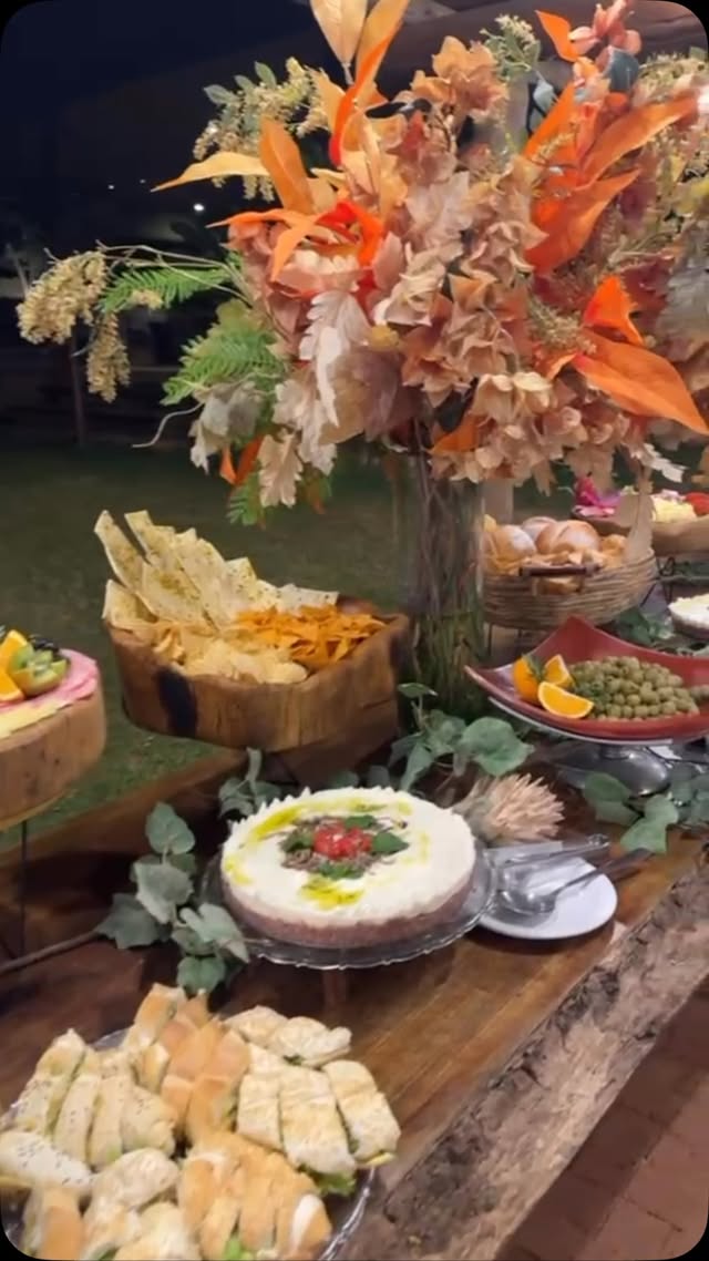 Mesa de frios decorada com arranjo floral